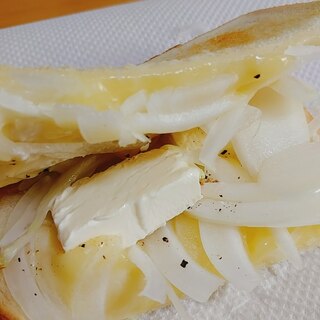 モッツァレラ　クリームチーズ　新玉葱のサンドイッチ